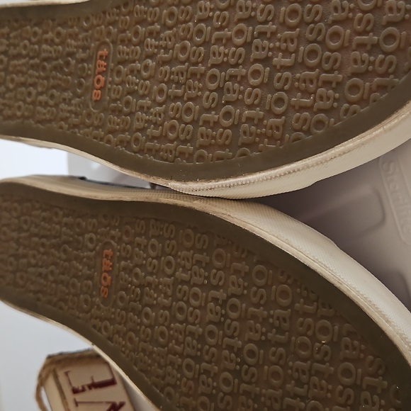 LIKE NEW TAOS SNEAKERS - Picture 5 of 5